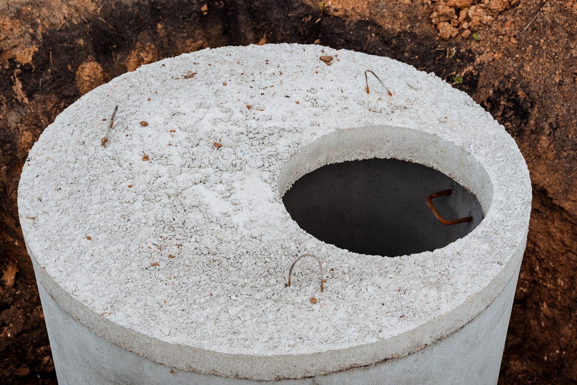 Concrete septic tank, round-shaped lid made of cement, septic tank for dirty water, installation of concrete rings,